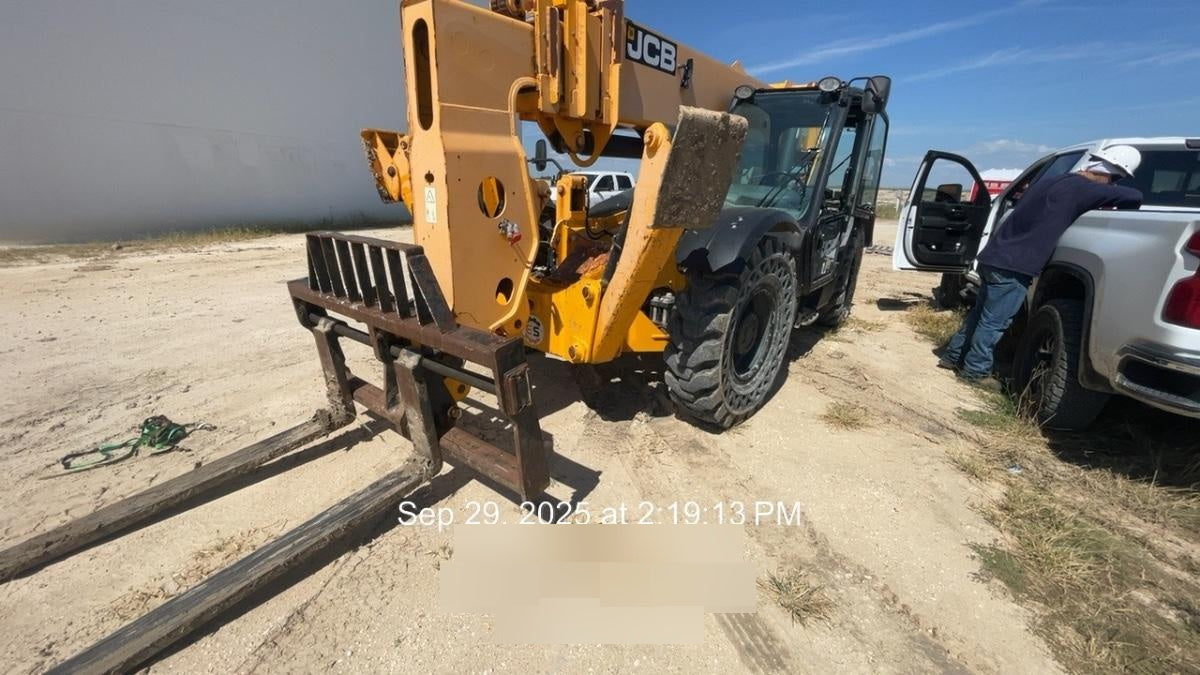 2019 JCB 512-56 74 HP w/CAB/HVAC, Beacon, Aux Hydraulics, Worklights, Solid Tires w/60" Carriage/Forks