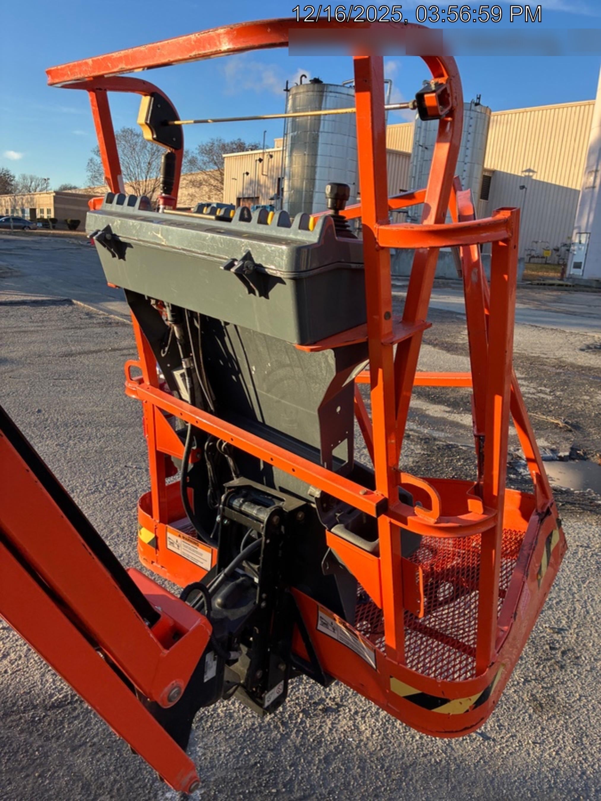 2022 JLG E300AJP
