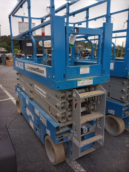 2019 Genie GS-2632 Folding rails with half height swing gate