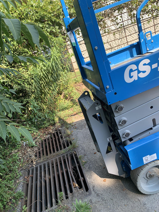 2020 Genie GS-2632 Solid NM Tires, Folding Rails with Half-Height Swing Gate, Beacon