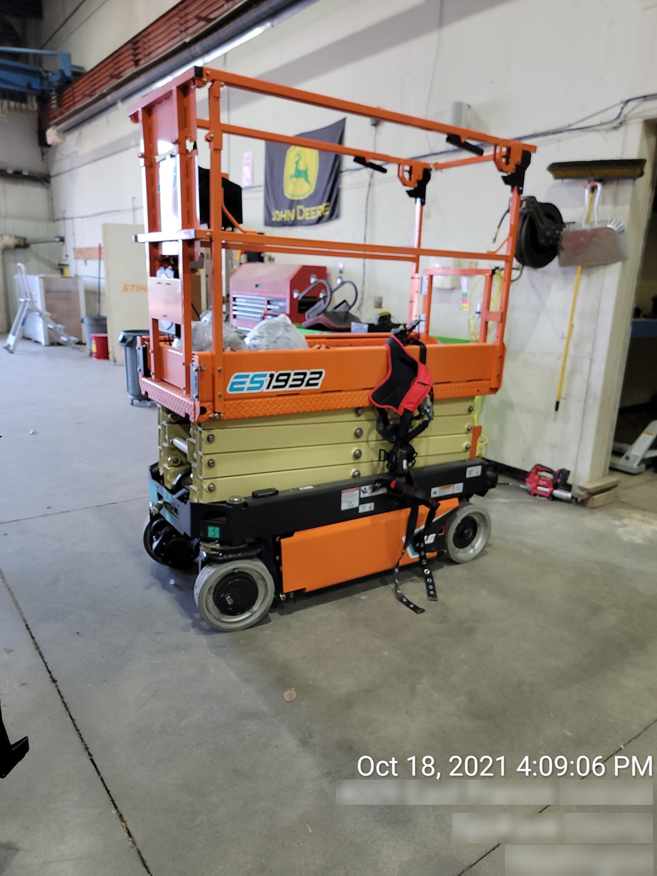 2021 JLG ES1932