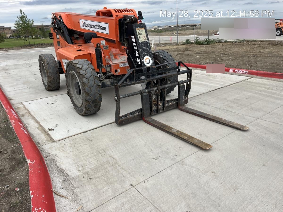 2022 SKYTRAK 8042