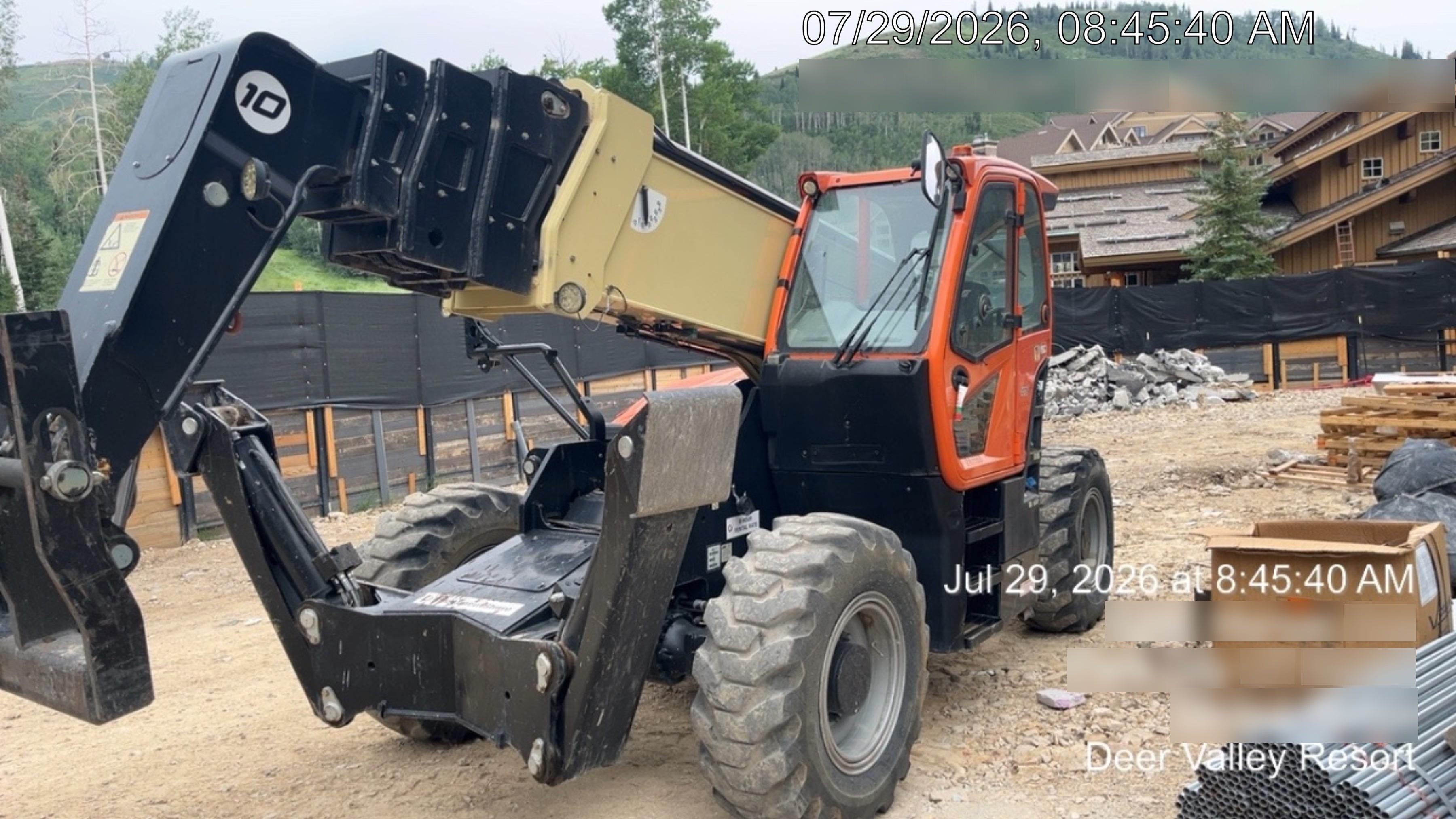 2022 JLG 1075