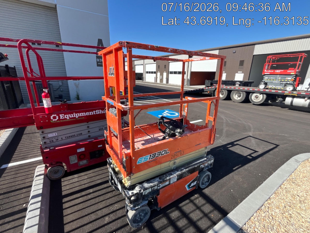 2022 JLG ES1330L