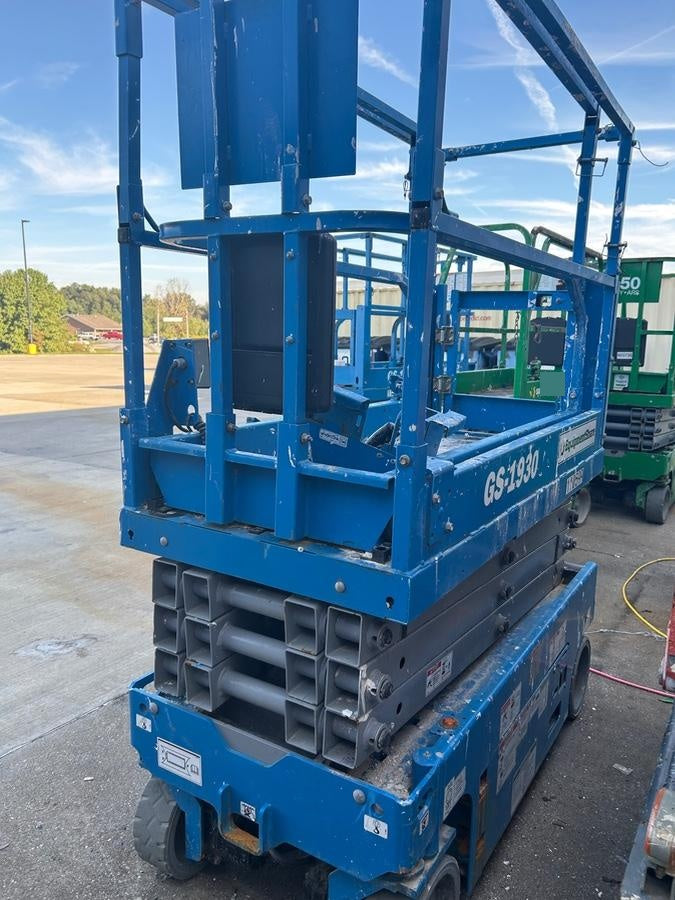 2020 Genie GS-1930 Solid Non Marking Tires, Beacon, Folding rails with half height swing gate, 800W Inverter