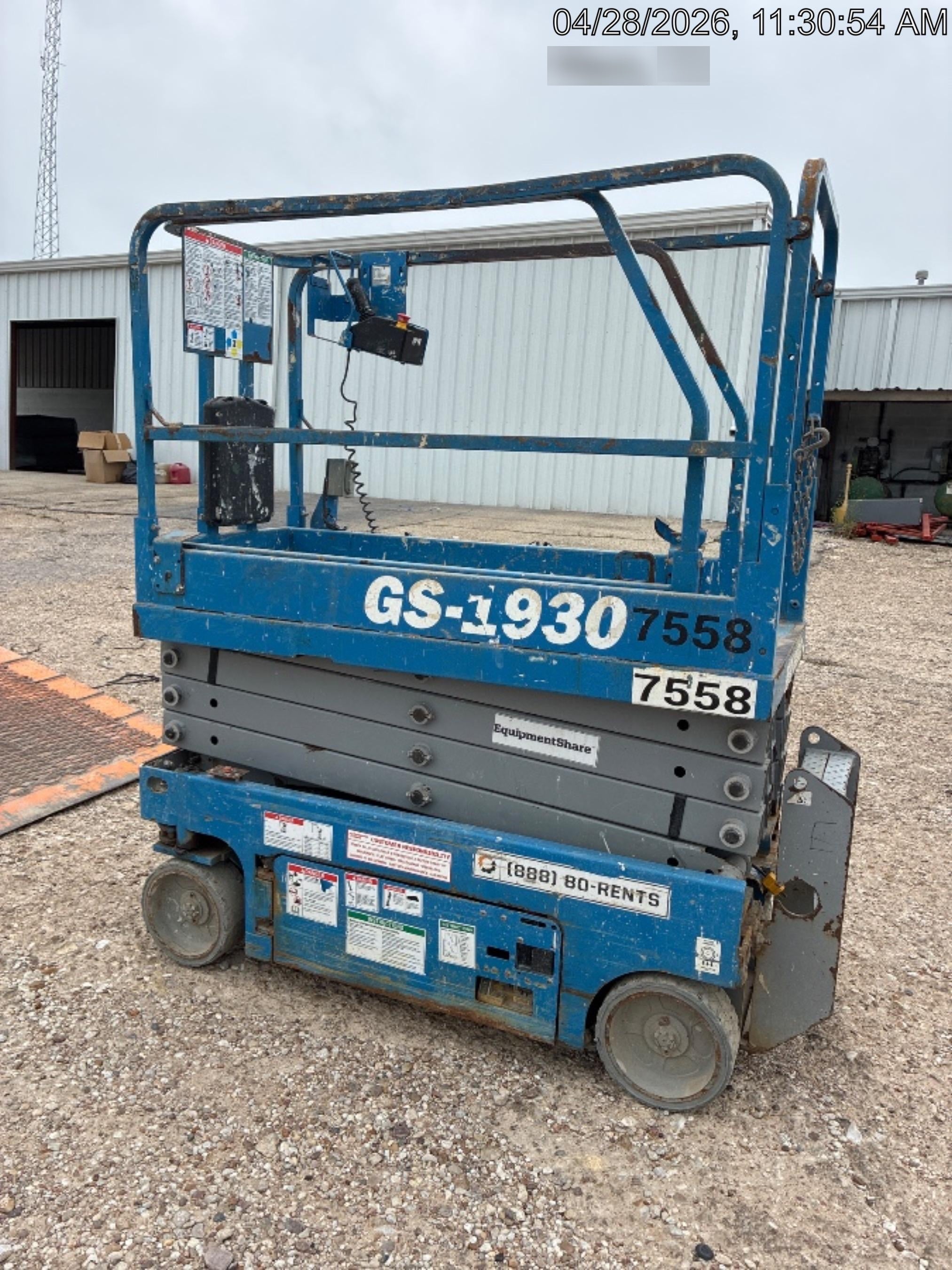 2017 Genie GS-1930 Genie GS-1930 Lift w/Fixed Rail and Chain Entry