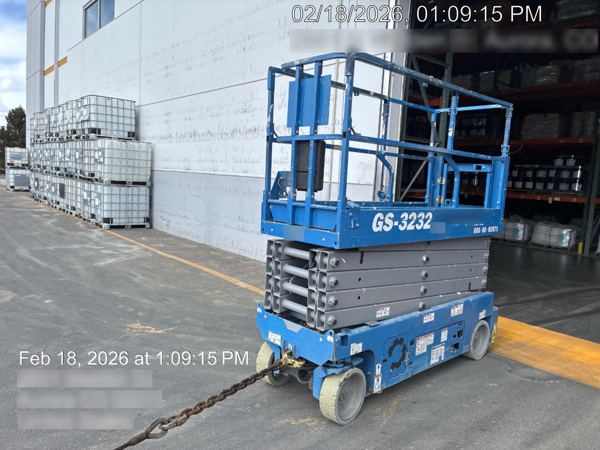2019 Genie GS-3232 Folding rails with half height swing gate, 800 Amp Inverter