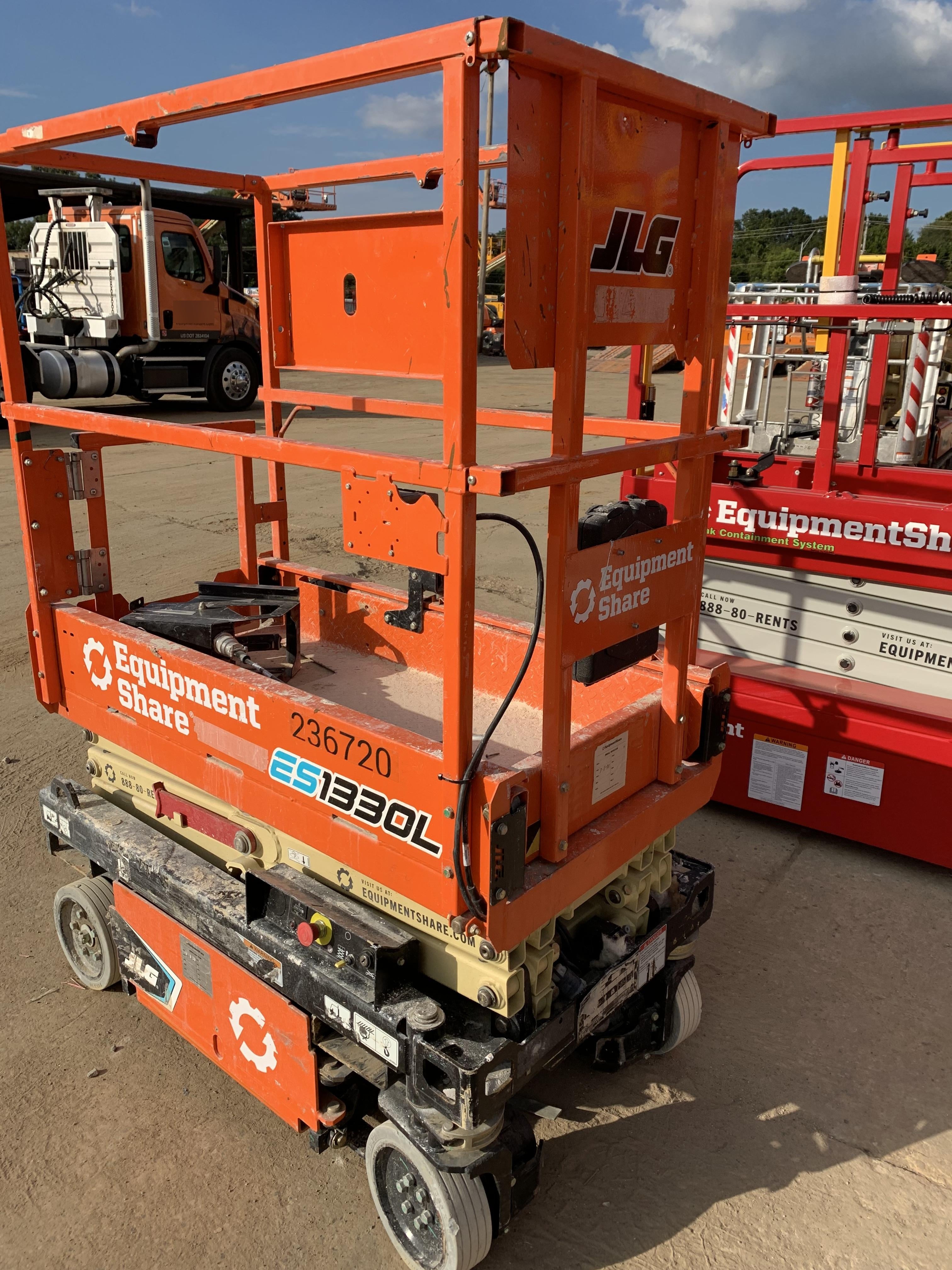 2022 JLG ES1330L