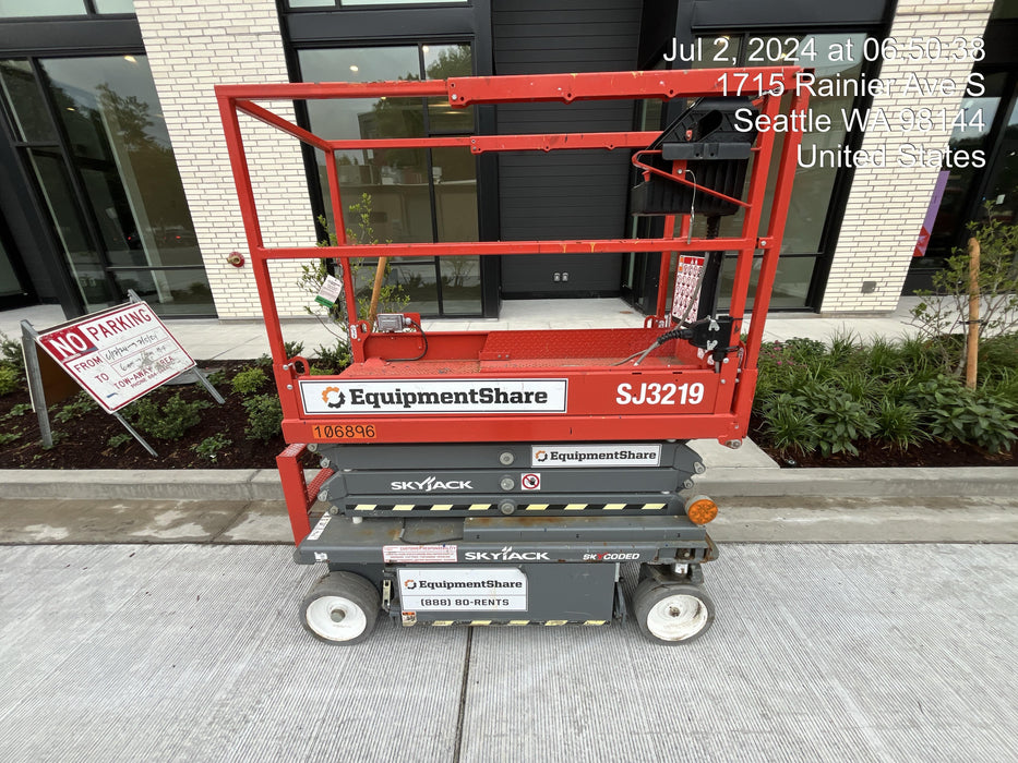 2020 Skyjack SJIII-3219 Solid NM Tires, Half height spring hinged entry gate, Dual Beacons, 800W Inverter