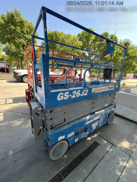 2019 Genie GS-2632 Folding rails with half height swing gate