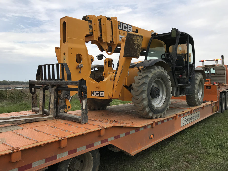 2019 JCB 512-56 Canopy, 109 HP, Solid Tires, STD Worklight, Beacon, Aux Hydraulics, Lifting Eye, Back up Alarm 66" Carriage/60" Forks