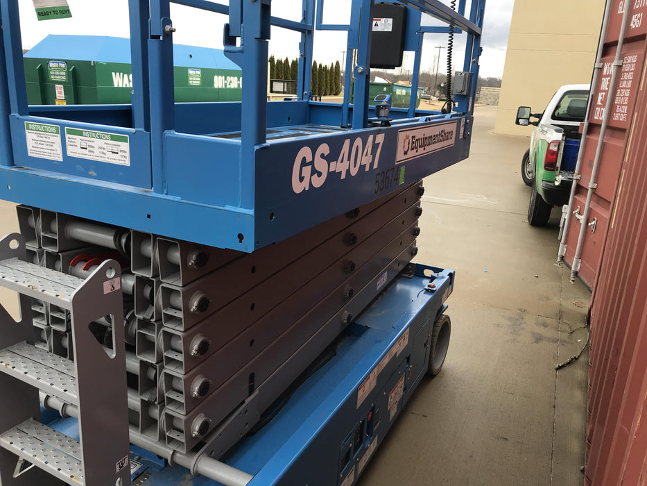 2019 Genie GS-4047 Folding rails with half height swing gate