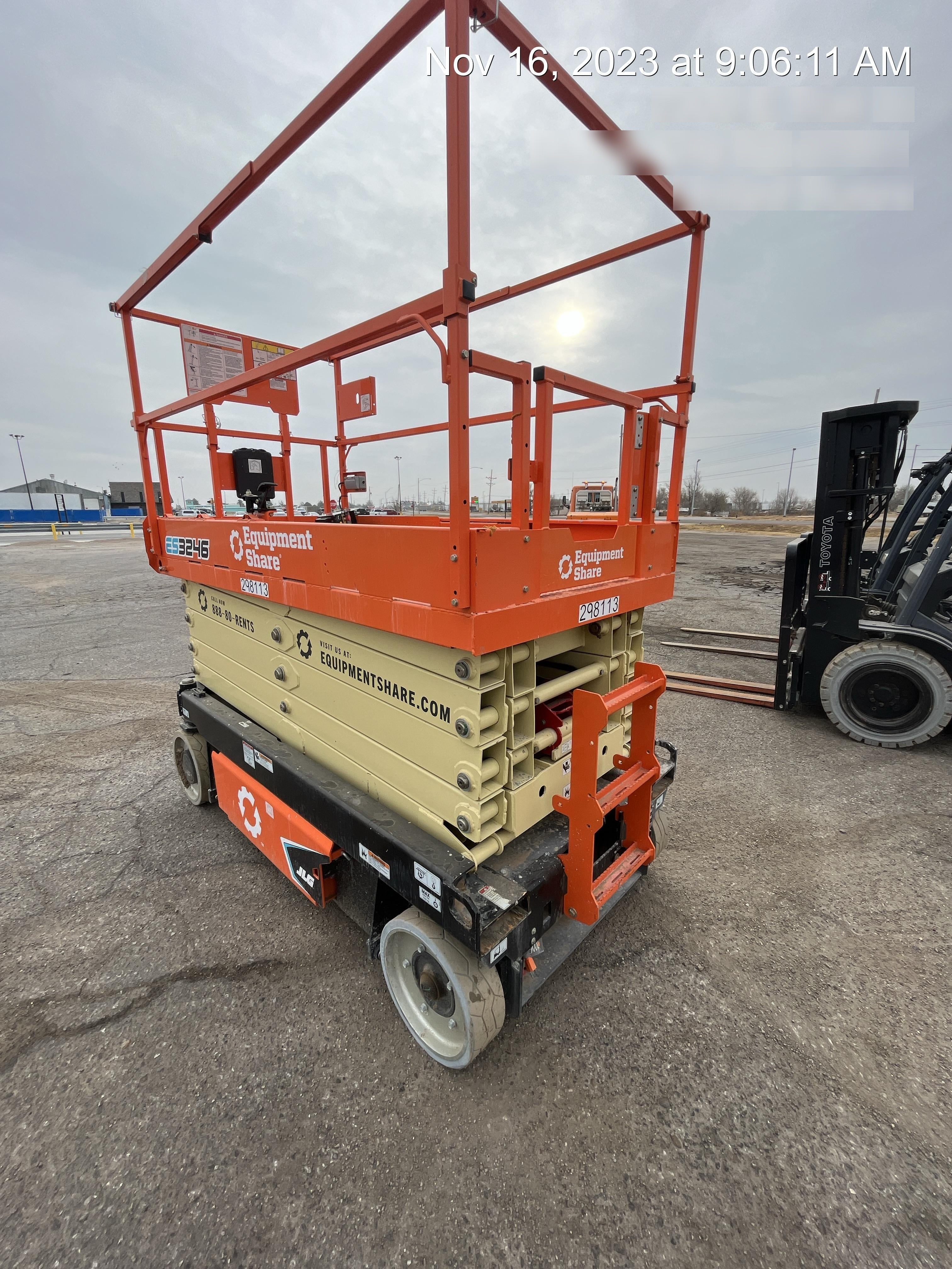 2023 JLG ES3246
