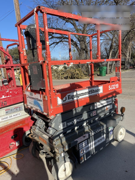 2020 Skyjack SJIII-3219 Solid NM Tires, Half height spring hinged entry gate, Dual Beacons, 800W Inverter