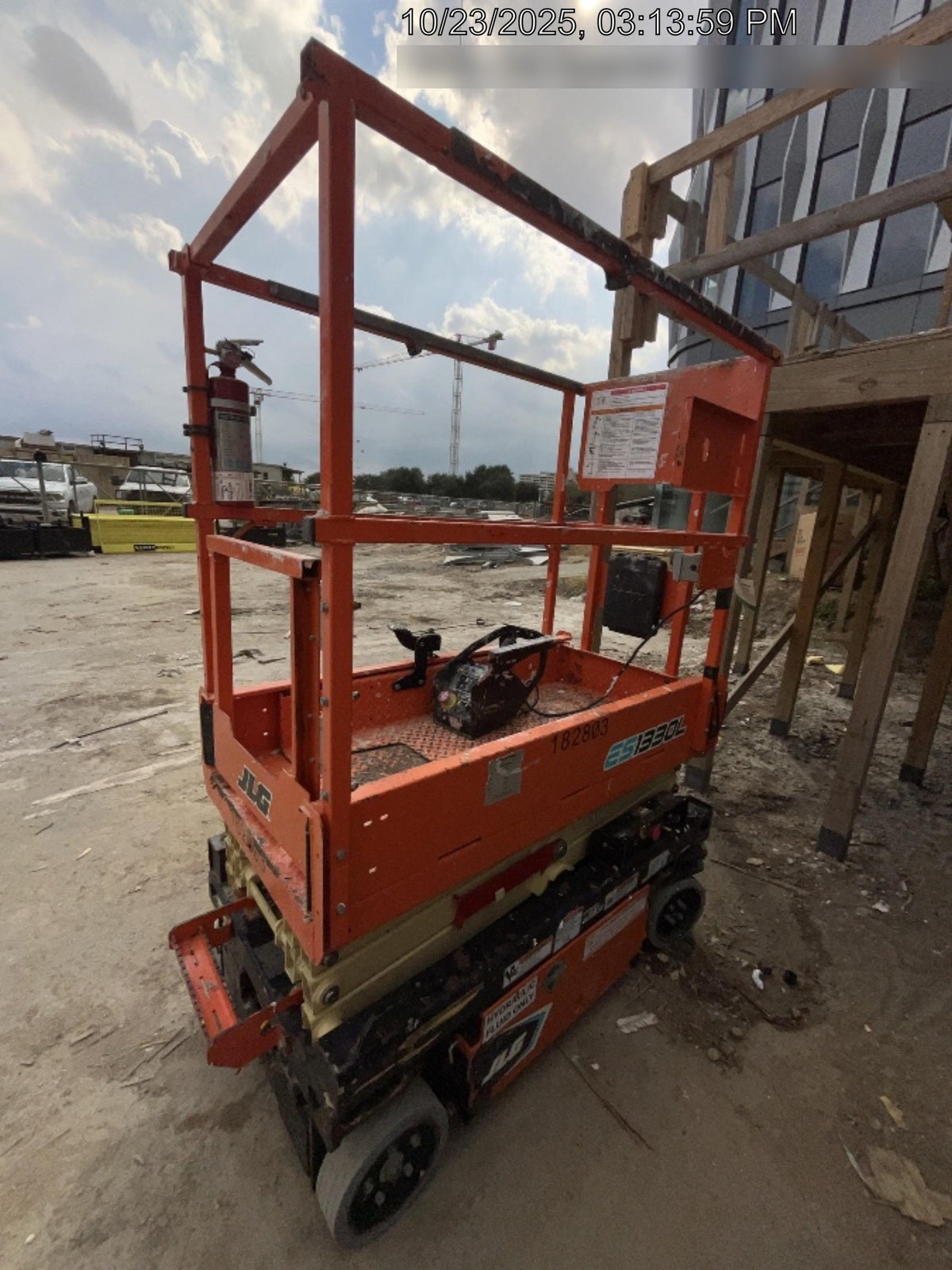 2021 JLG ES1330L