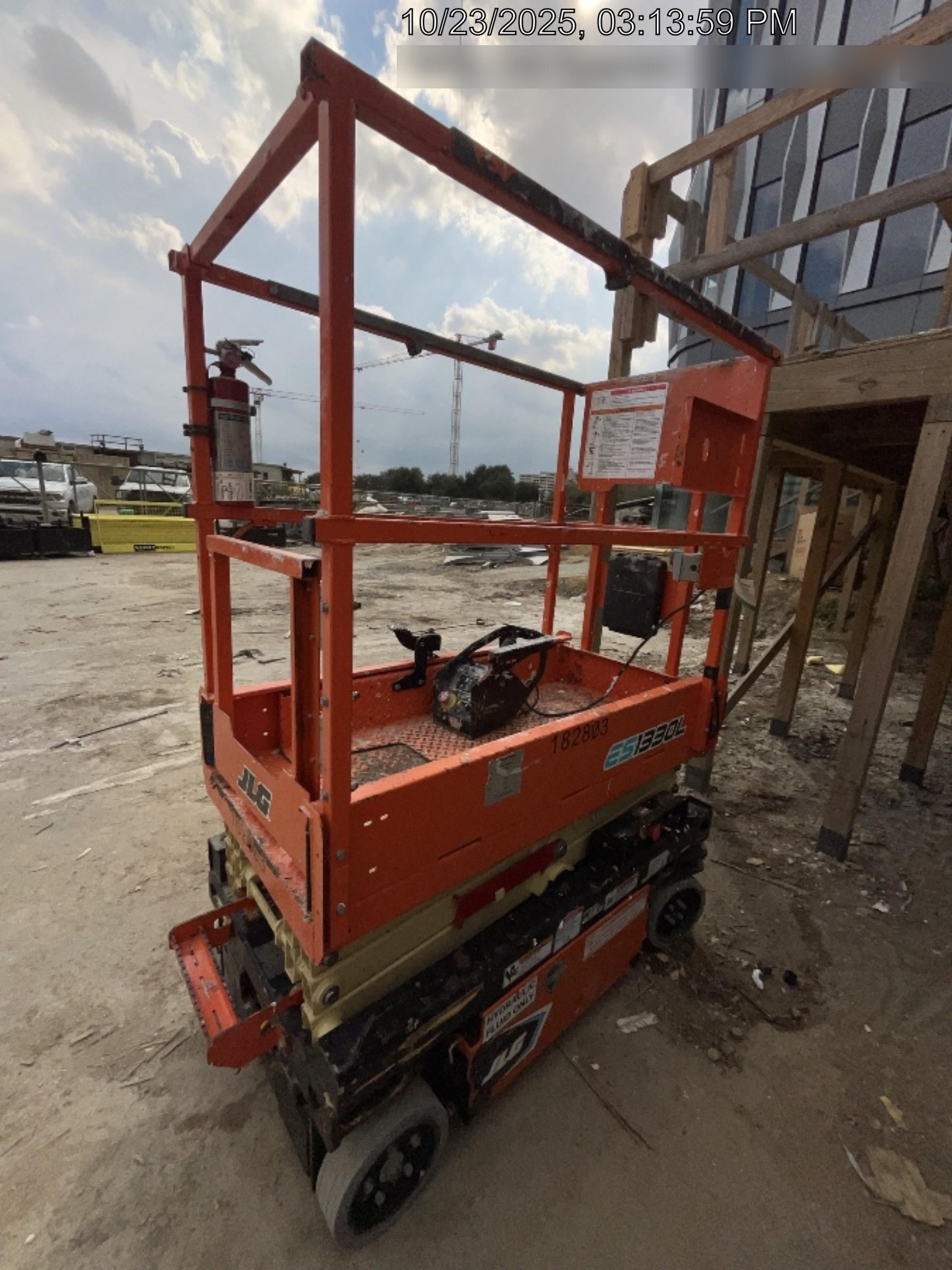 2021 JLG ES1330L