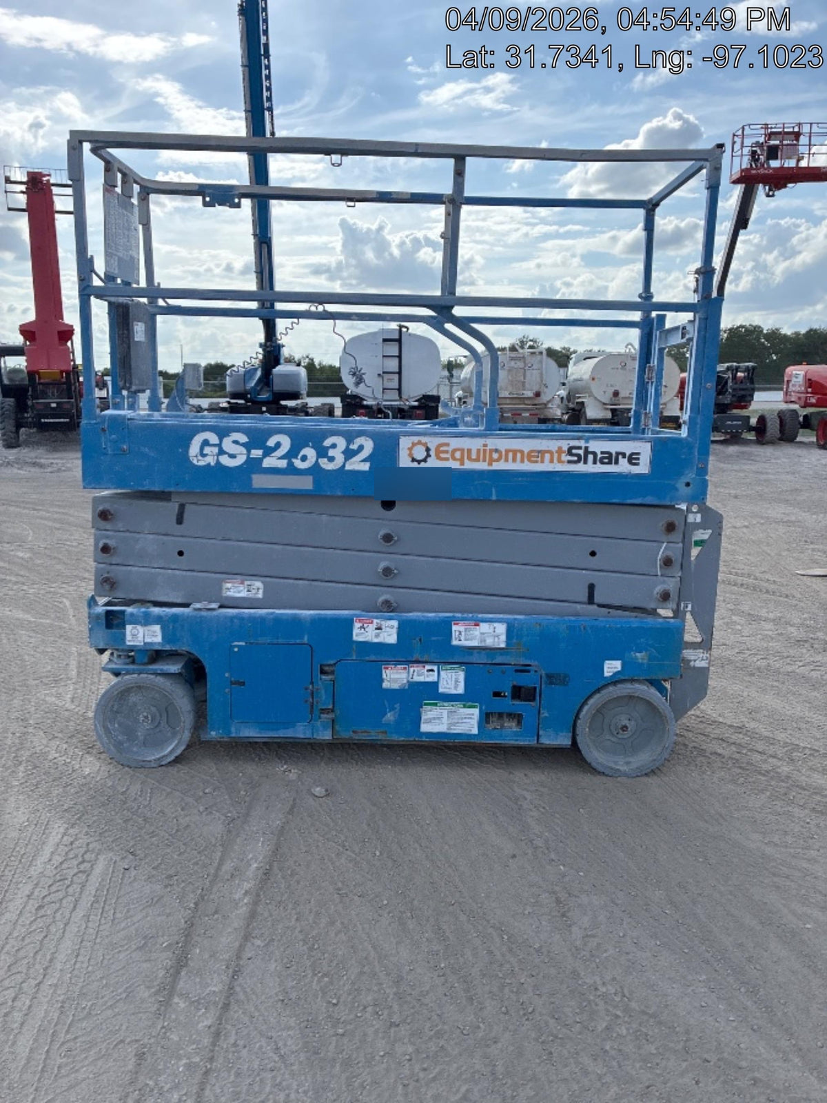 2019 Genie GS-2632 Folding rails with half height swing gate