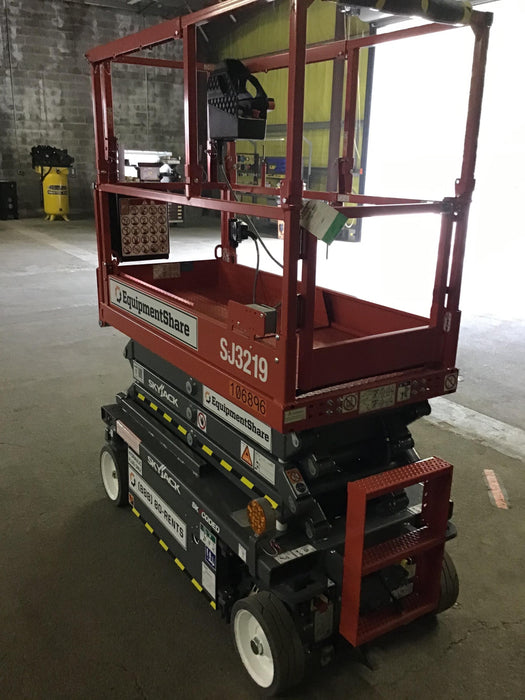 2020 Skyjack SJIII-3219 Solid NM Tires, Half height spring hinged entry gate, Dual Beacons, 800W Inverter