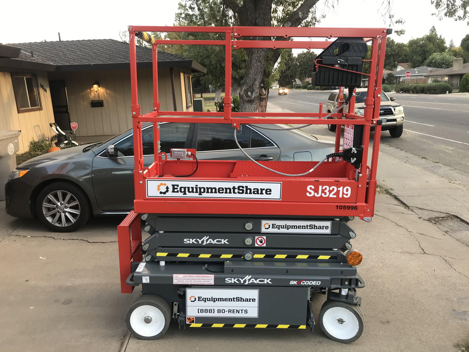 2020 Skyjack SJIII-3219 Solid NM Tires, Half height spring hinged entry gate, Dual Beacons, 800W Inverter