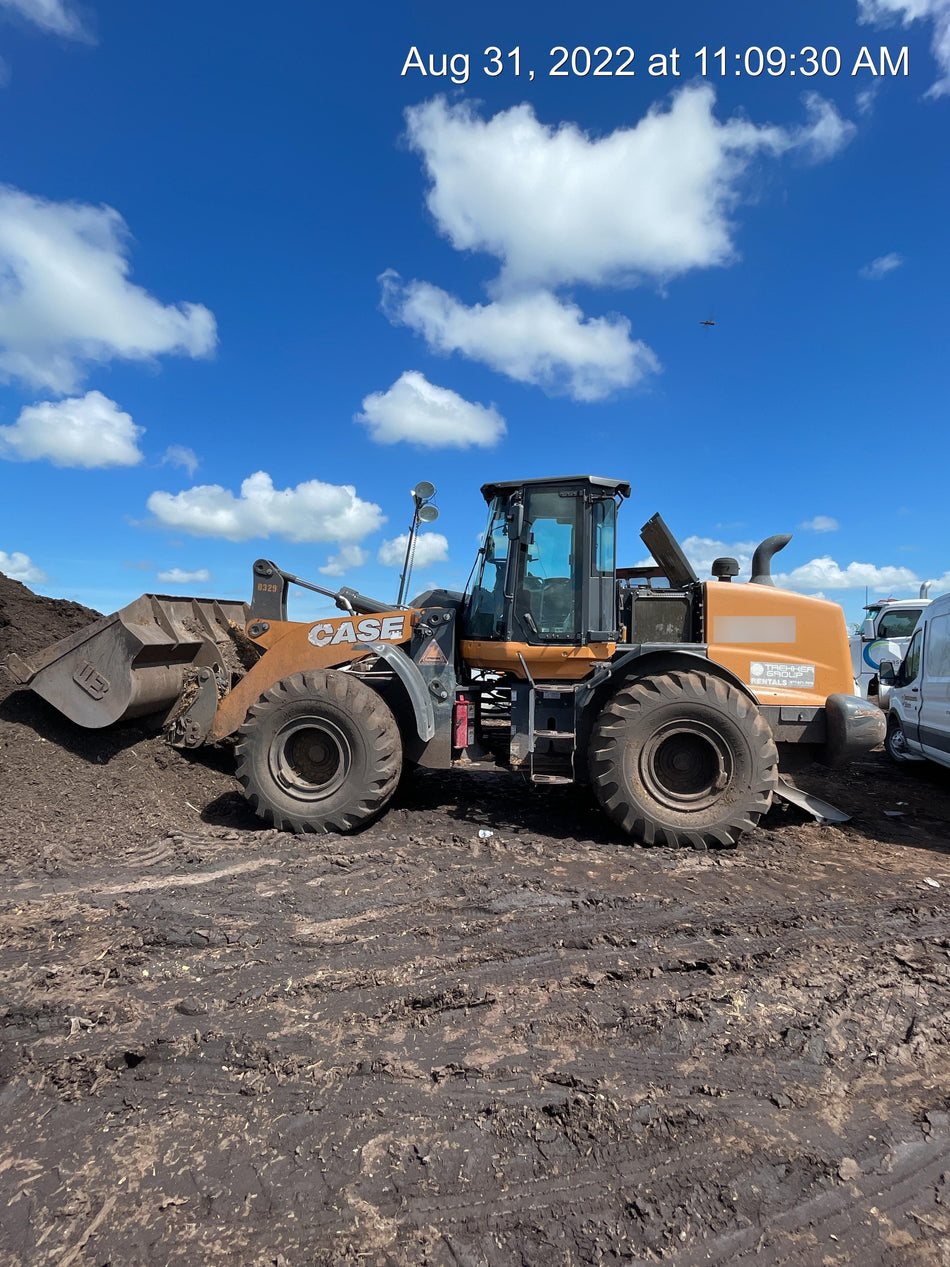 2017 Case 821G CLOSED CAB, JRB 418 STYLE HYD COUPLER