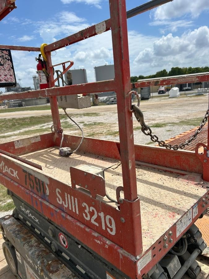 2018 Skyjack SJIII-3219 Skyjack SJIII3219 Scissor Lift w/Trojan Batteries