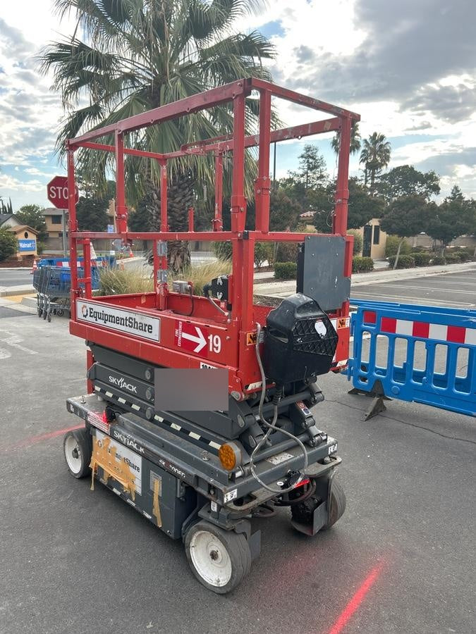 2020 Skyjack SJIII-3219 Solid NM Tires, Half height spring hinged entry gate, Dual Beacons, 800W Inverter