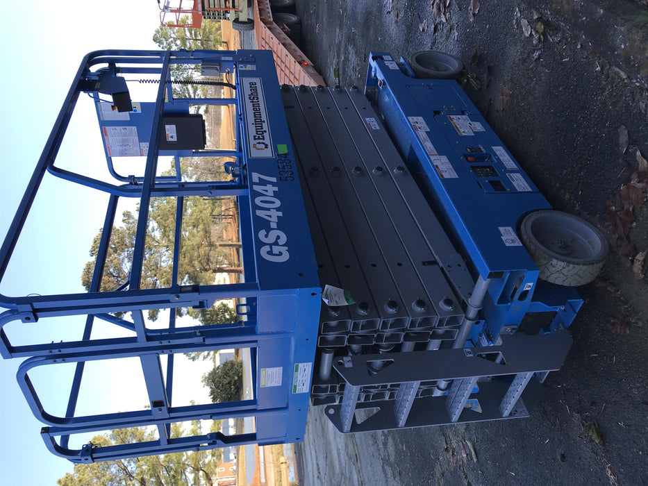 2019 Genie GS-4047 Folding rails with half height swing gate