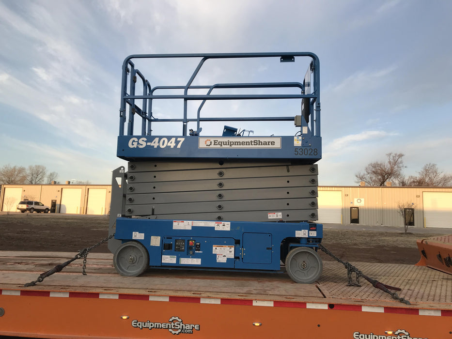 2019 Genie GS-4047 Folding rails with half height swing gate