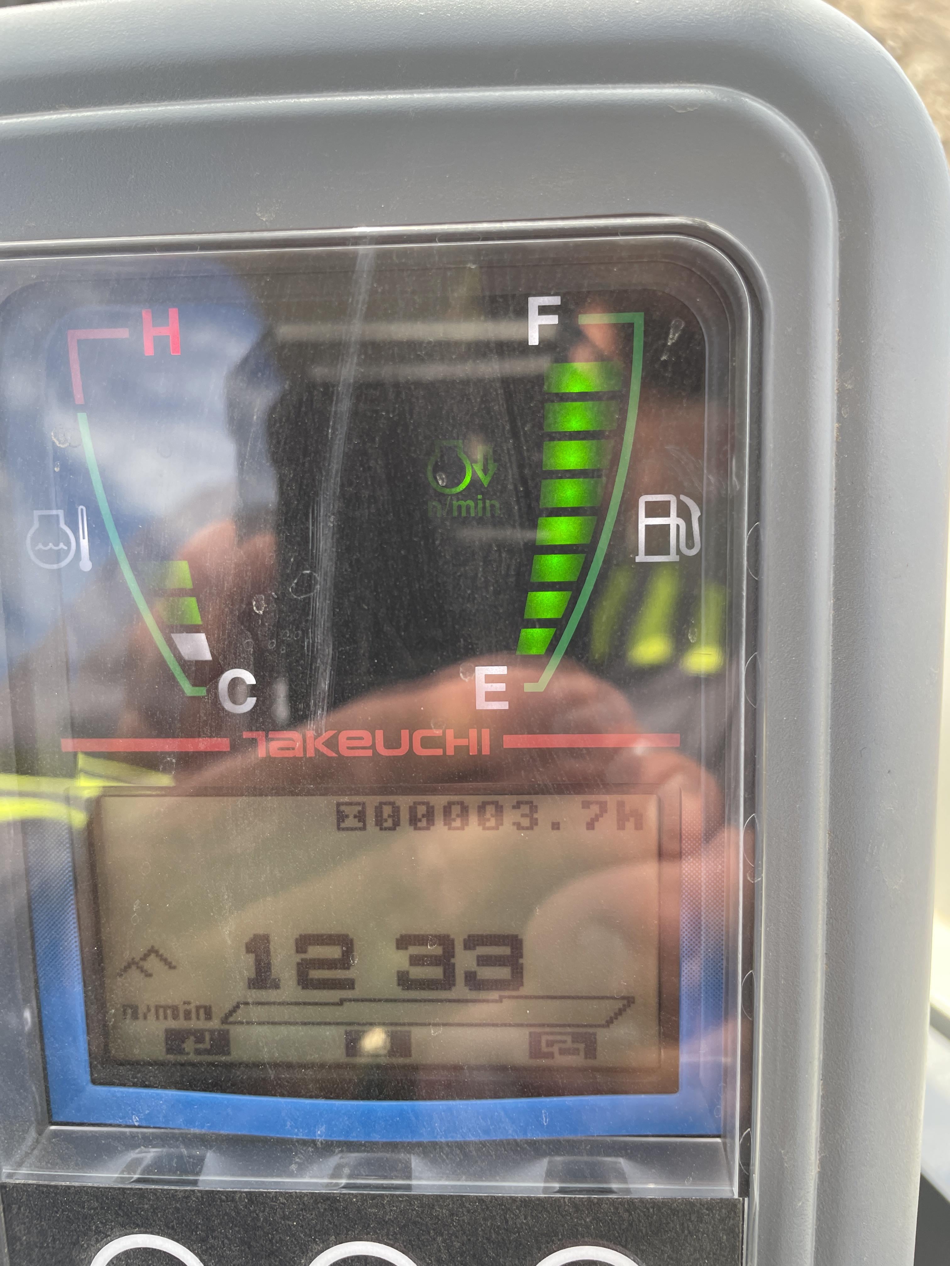 2022 TAKEUCHI TB235-2R