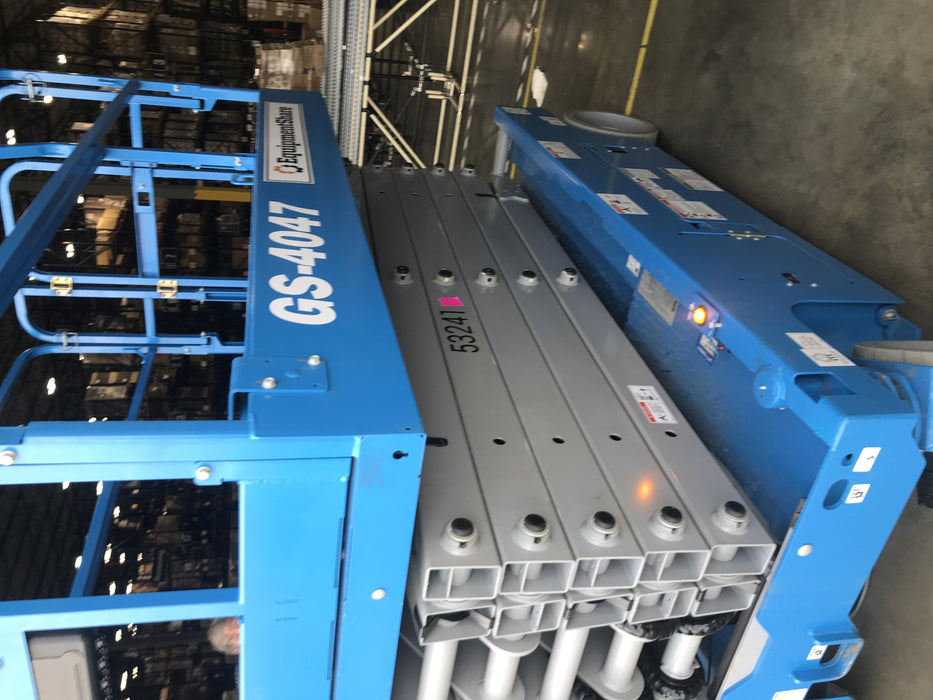 2019 Genie GS-4047 Folding rails with half height swing gate