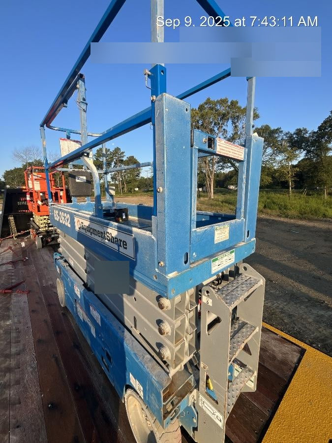 2019 Genie GS-2632 Folding rails with half height swing gate