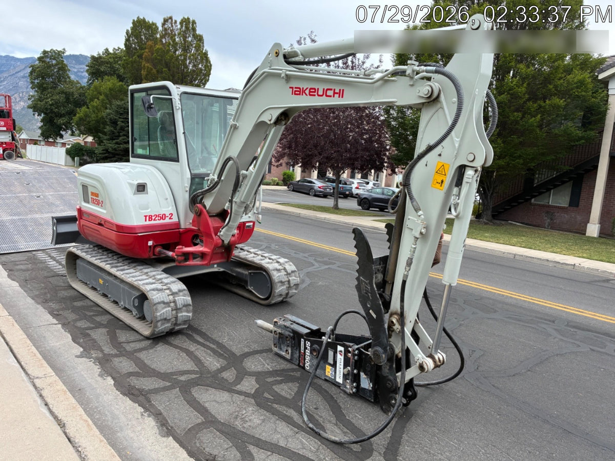 2023 TAKEUCHI TB250-2C