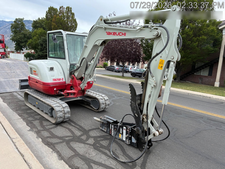 2023 TAKEUCHI TB250-2C