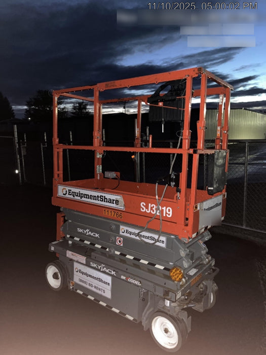 2020 Skyjack SJIII-3219 Solid NM Tires, Half height spring hinged entry gate, Dual Beacons, 800W Inverter
