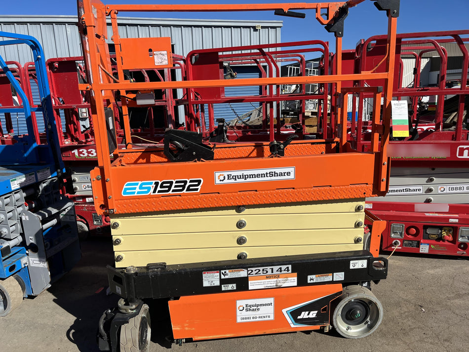 2022 JLG ES1932