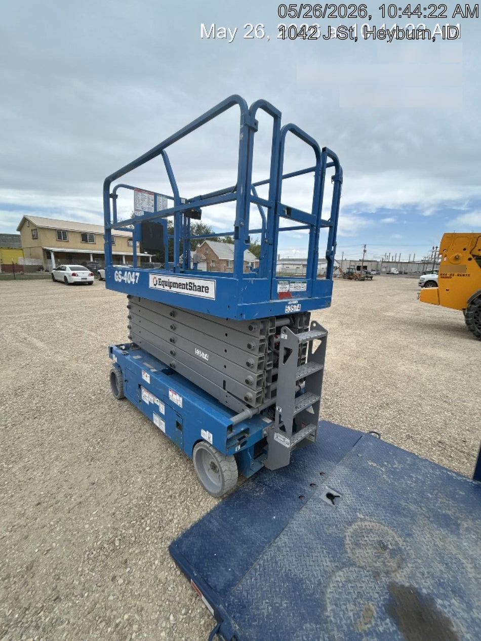 2019 Genie GS-4047 Folding rails with half height swing gate