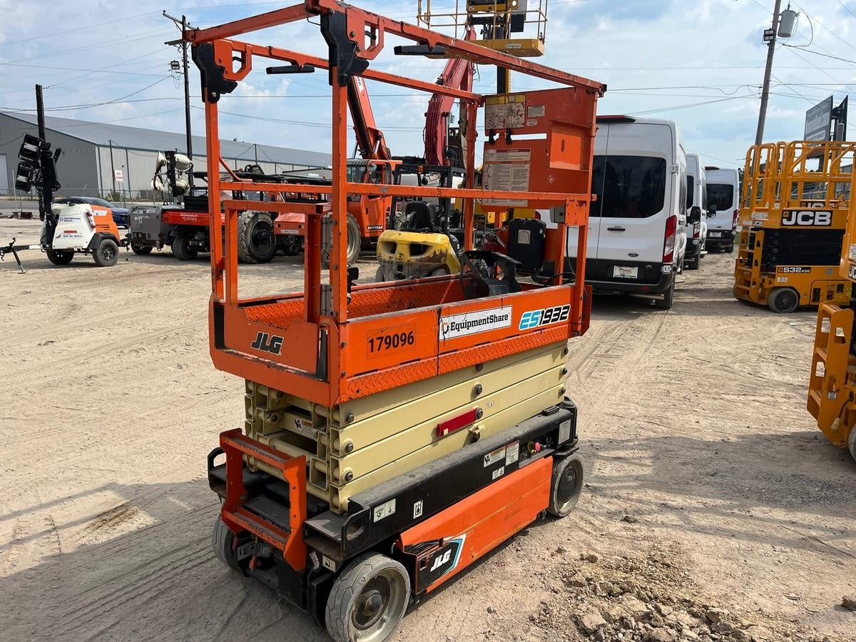 2021 JLG ES1932