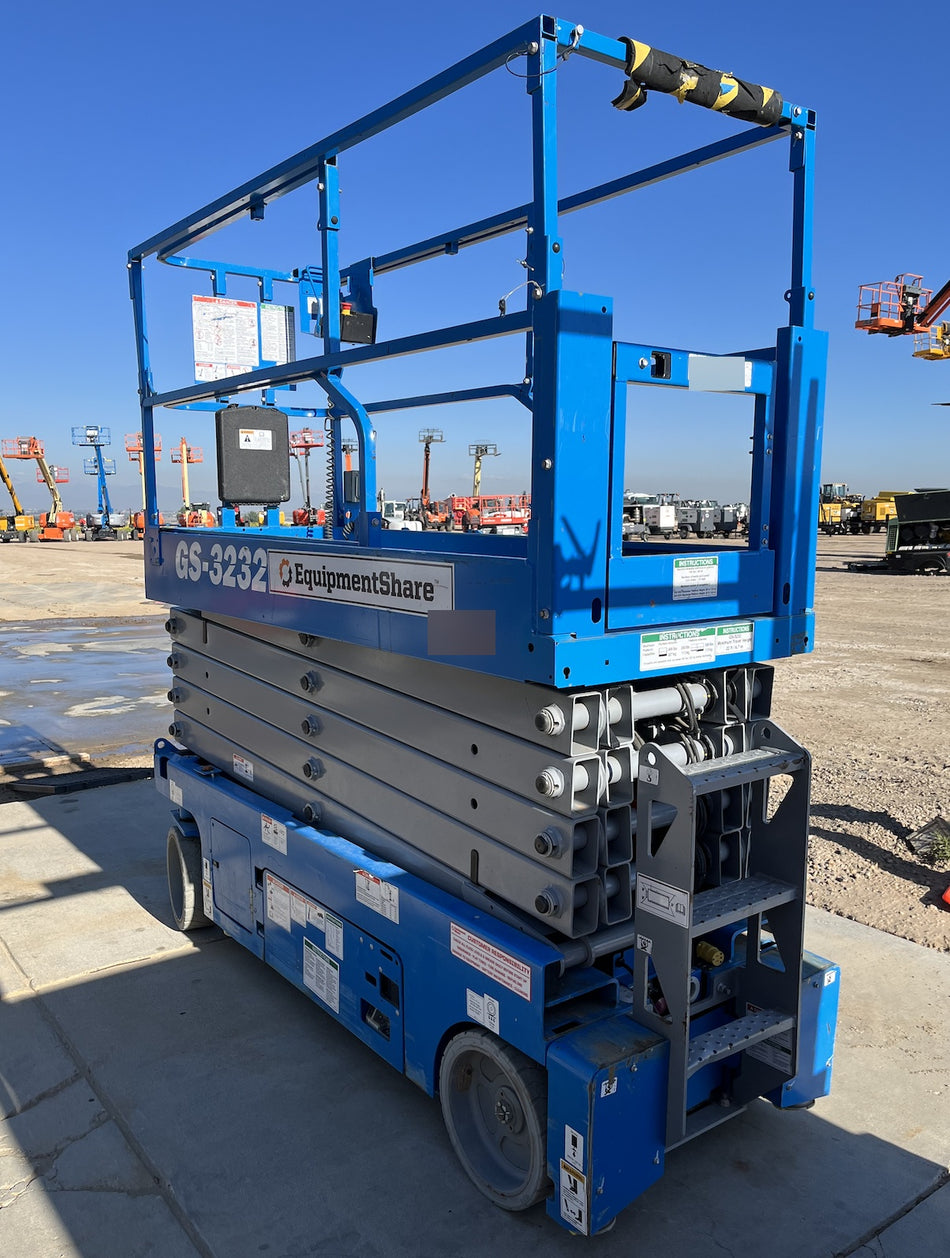 2019 Genie GS-3232 Folding rails with half height swing gate, 800 Amp Inverter