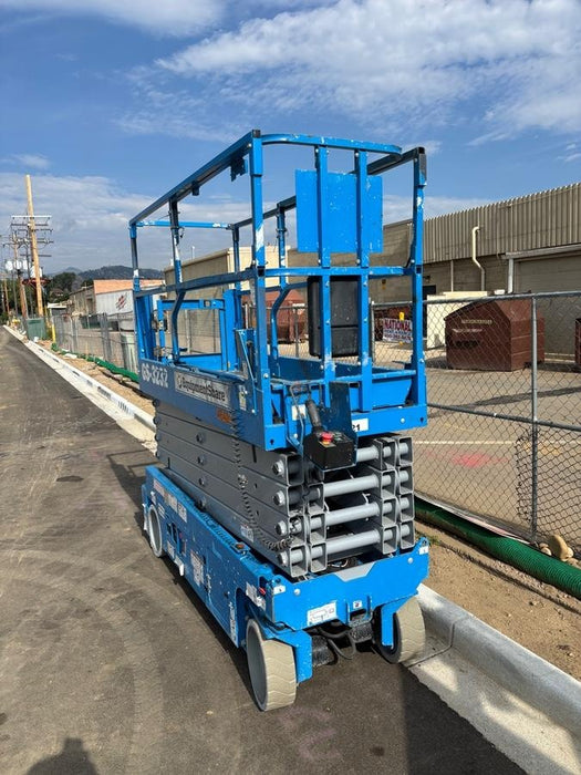 2019 Genie GS-3232 Folding rails with half height swing gate, 800 Amp Inverter