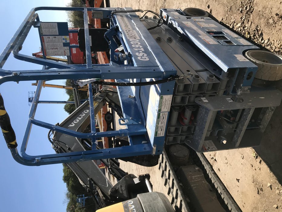 2019 Genie GS-1930 Fixed rails with chain Entry