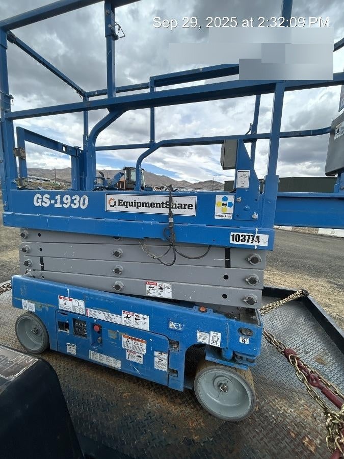 2020 Genie GS-1930 Solid Non Marking Tires, Beacon, Folding rails with half height swing gate, 800W Inverter