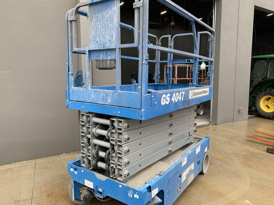 2019 Genie GS-4047 Folding rails with half height swing gate
