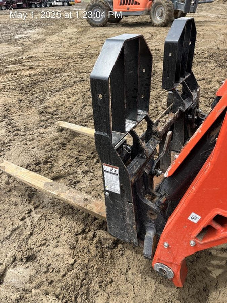 2022 TAKEUCHI 48" Pallet Forks - Takeuchi