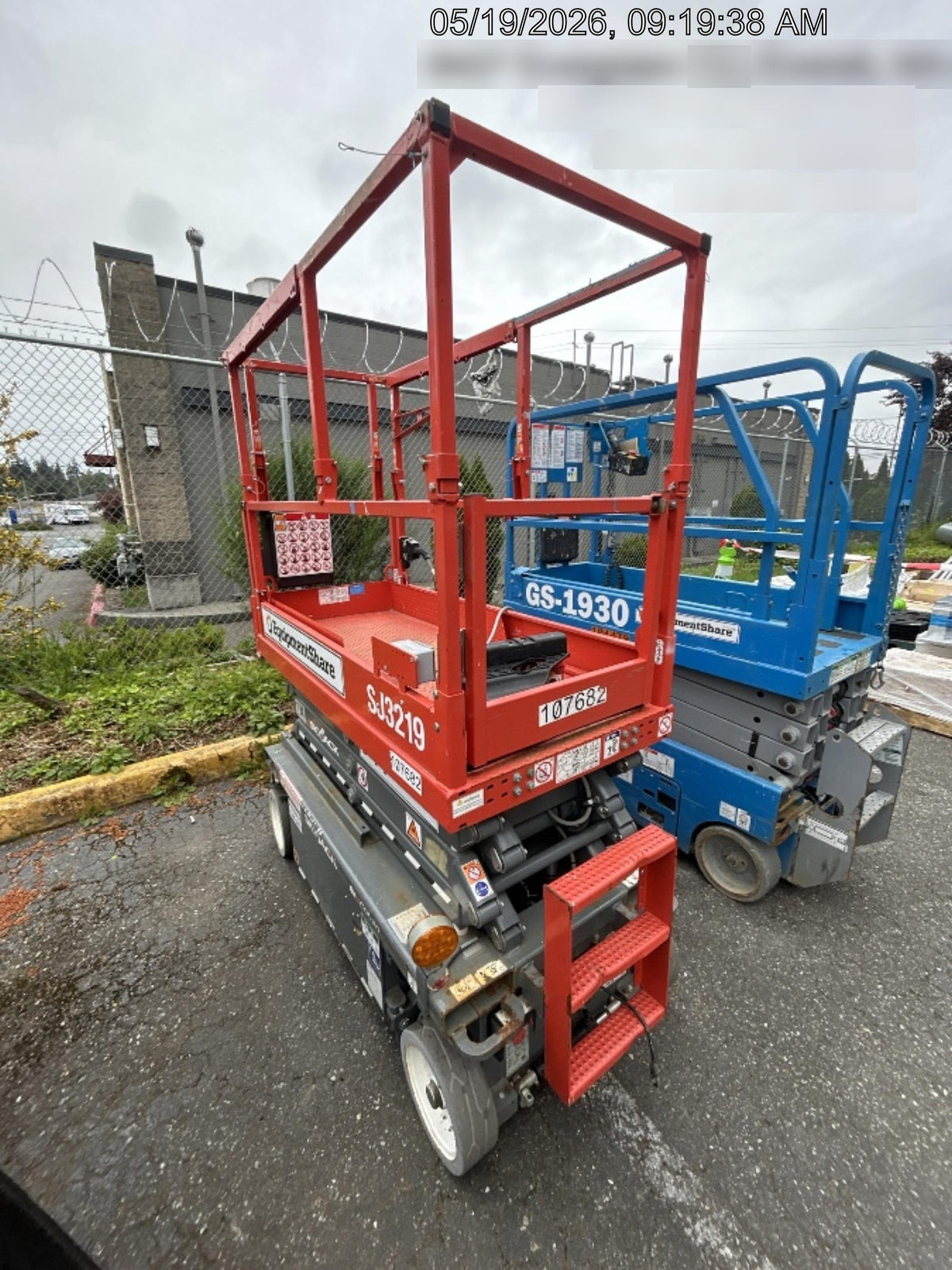 2020 Skyjack SJIII-3219 Solid NM Tires, Half height spring hinged entry gate, Dual Beacons, 800W Inverter