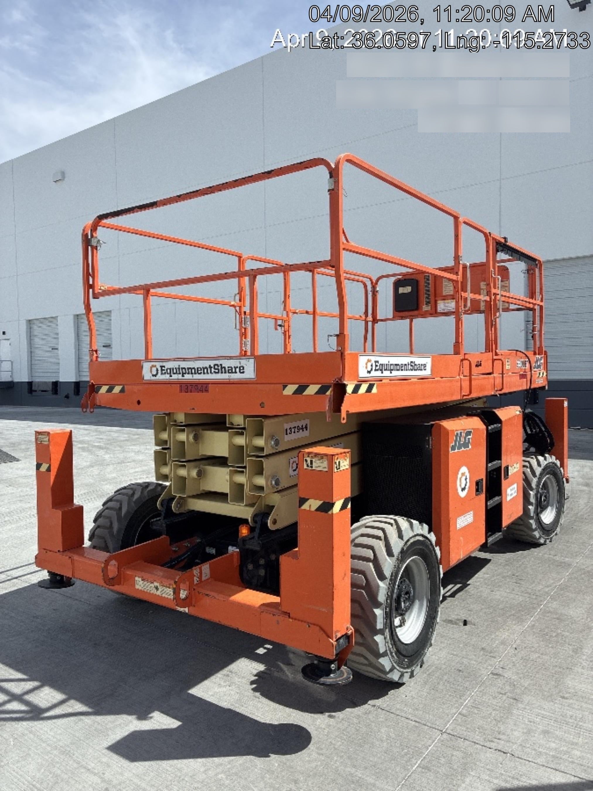 2021 JLG 330LRT
