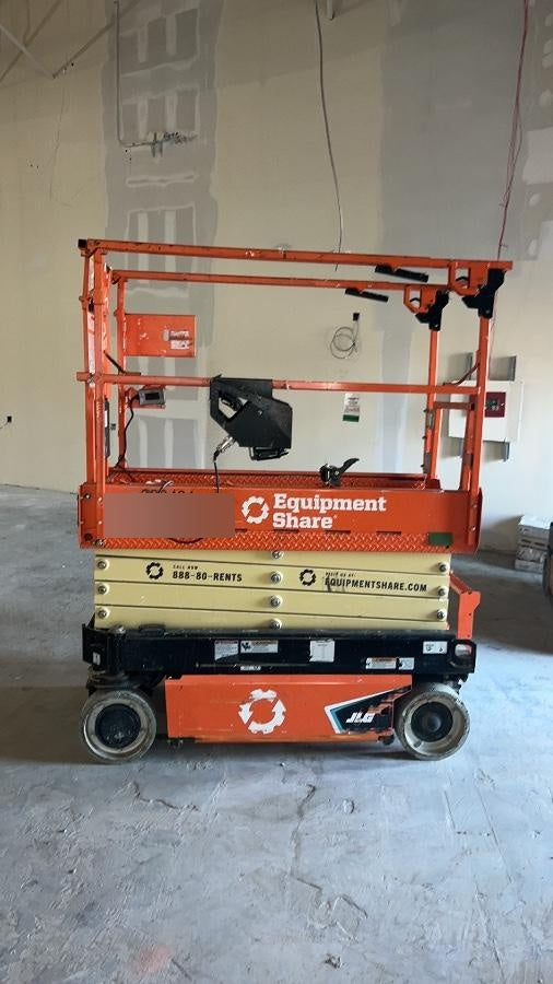 2023 JLG ES1932