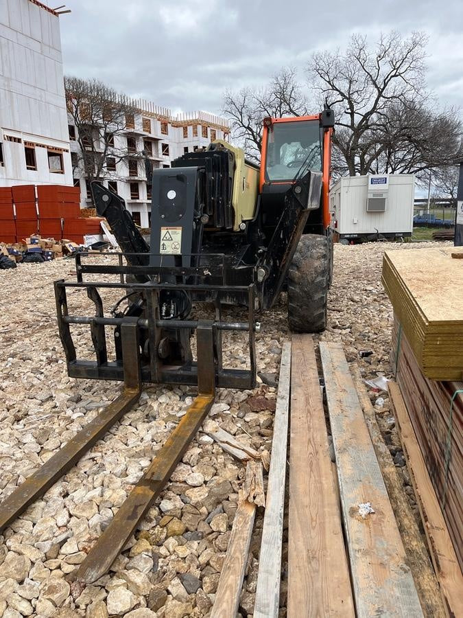 2021 JLG 1075