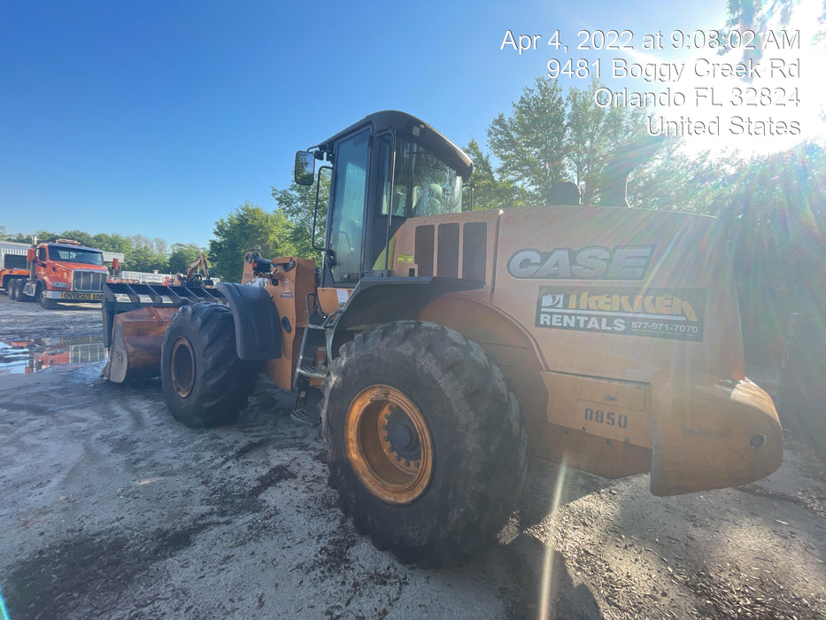 2016 Case 821F CLOSED CAB, JRB 418 STYLE HYD COUPLER