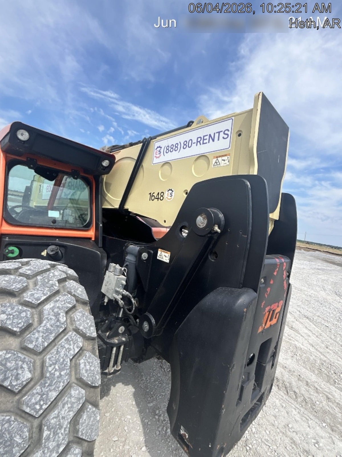 2016 JLG 1055