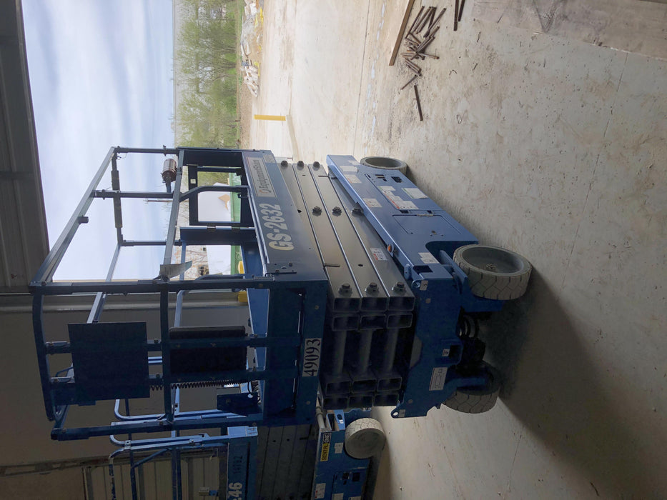 2019 Genie GS-2632 Folding rails with half height swing gate